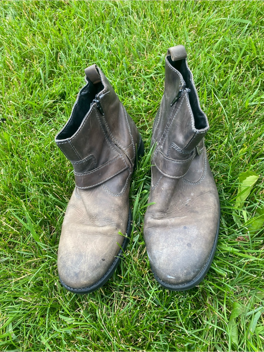 Clark’s distressed slate grey ankle motorcycle boots with buckle. Size zip. 9 - Picture 3 of 5